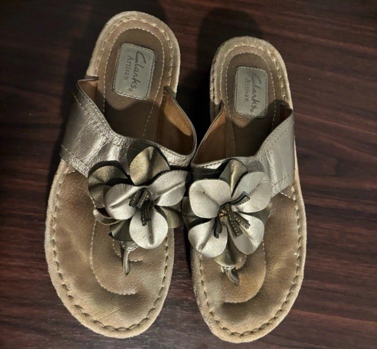 Clarks Artisan Womens Thong Sandals with Wedge Heel in Metallic Bronze Flower Design Size 9M