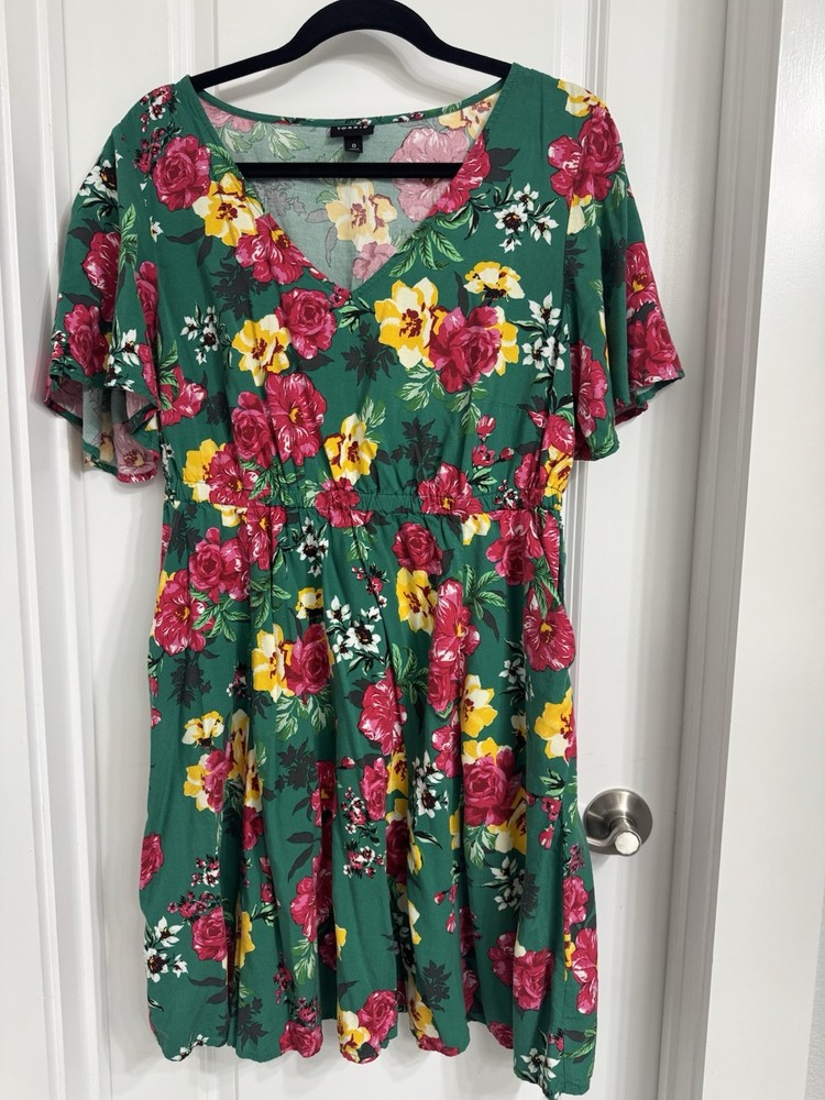 Torrid Dress, Green Floral Plus Size 0 Excellent Condition ￼
