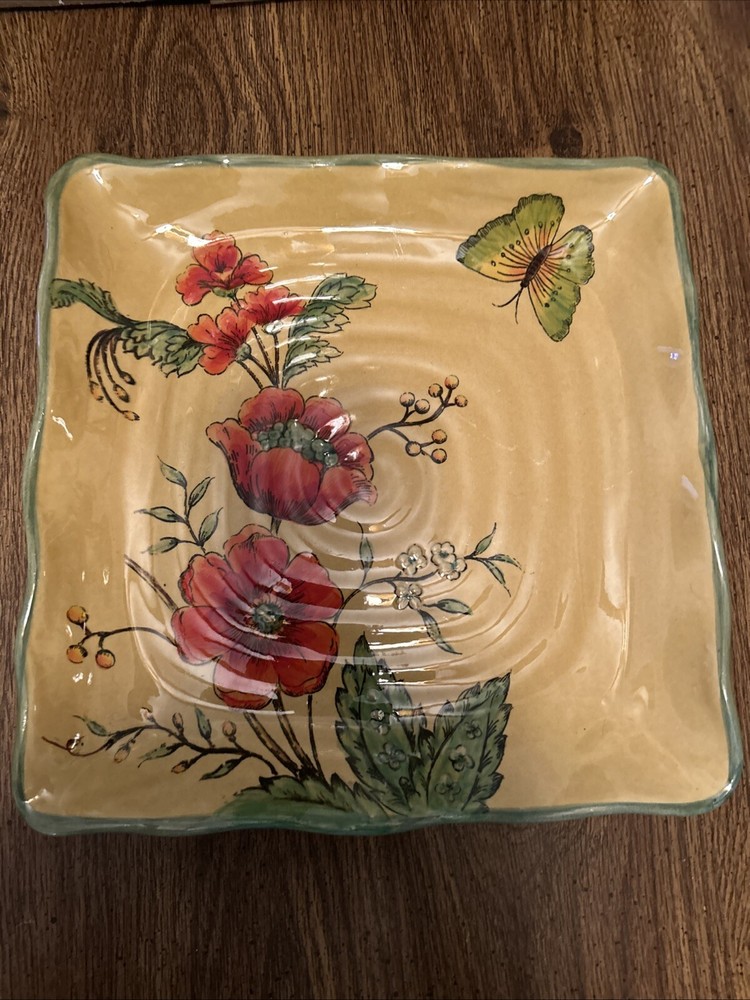 Maxcera's Elegant Poppy Gold Plate for Stylish Dining