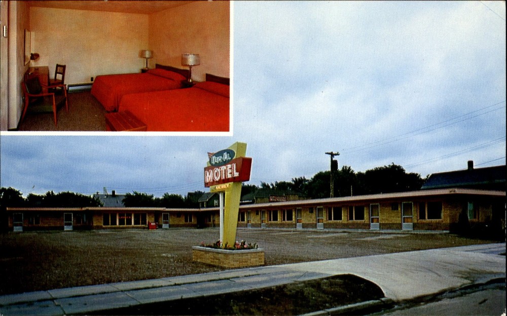 Dor-Al Motel ~ Sault Ste Marie Michigan ~ room interior ~ unused 1950s postcard
