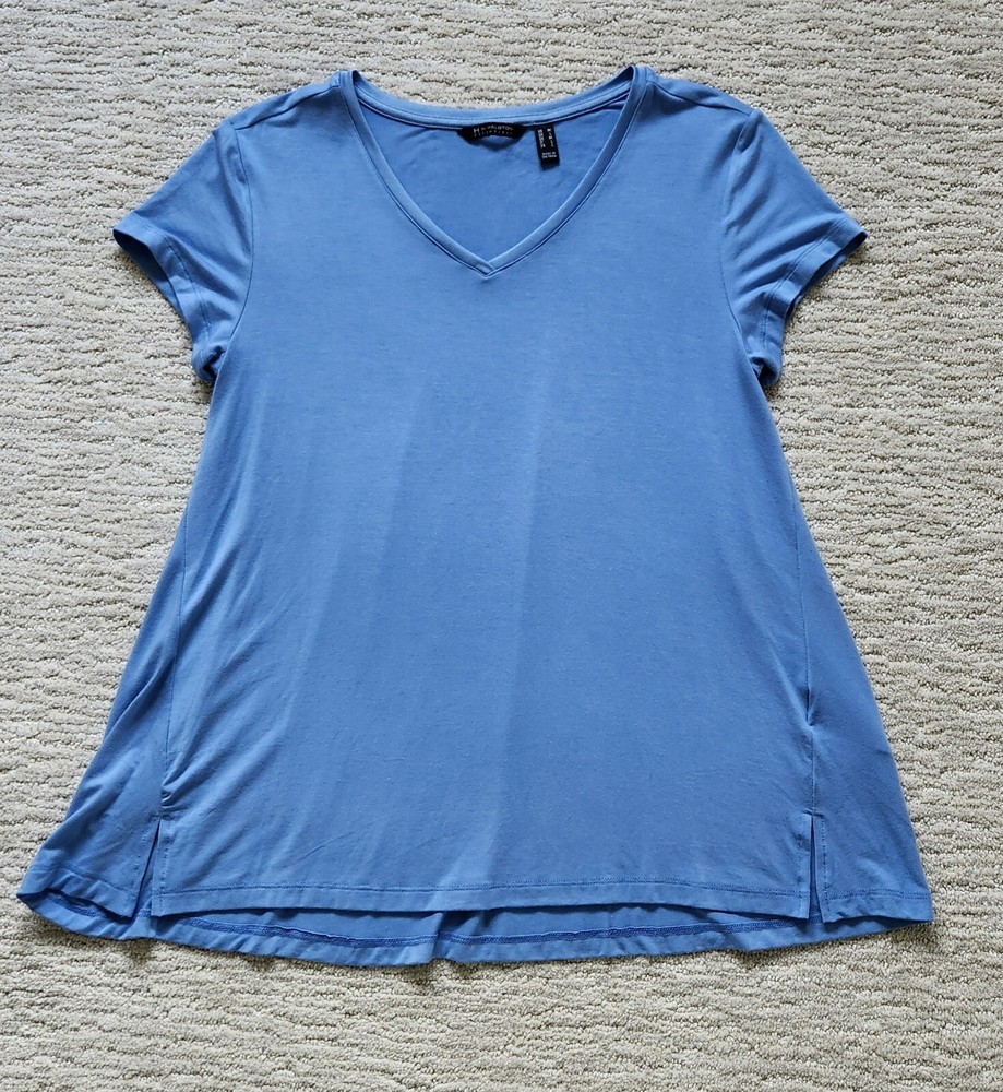HALSTON ESSENTIALS stretch v-neck blue short sleeve tee in size M