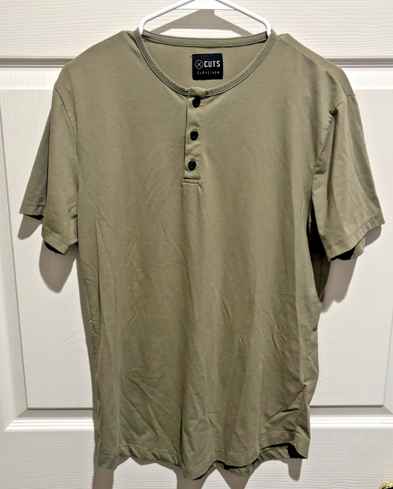 Cuts Clothing Men's Olive T-Shirt AO Curve Hem Medium