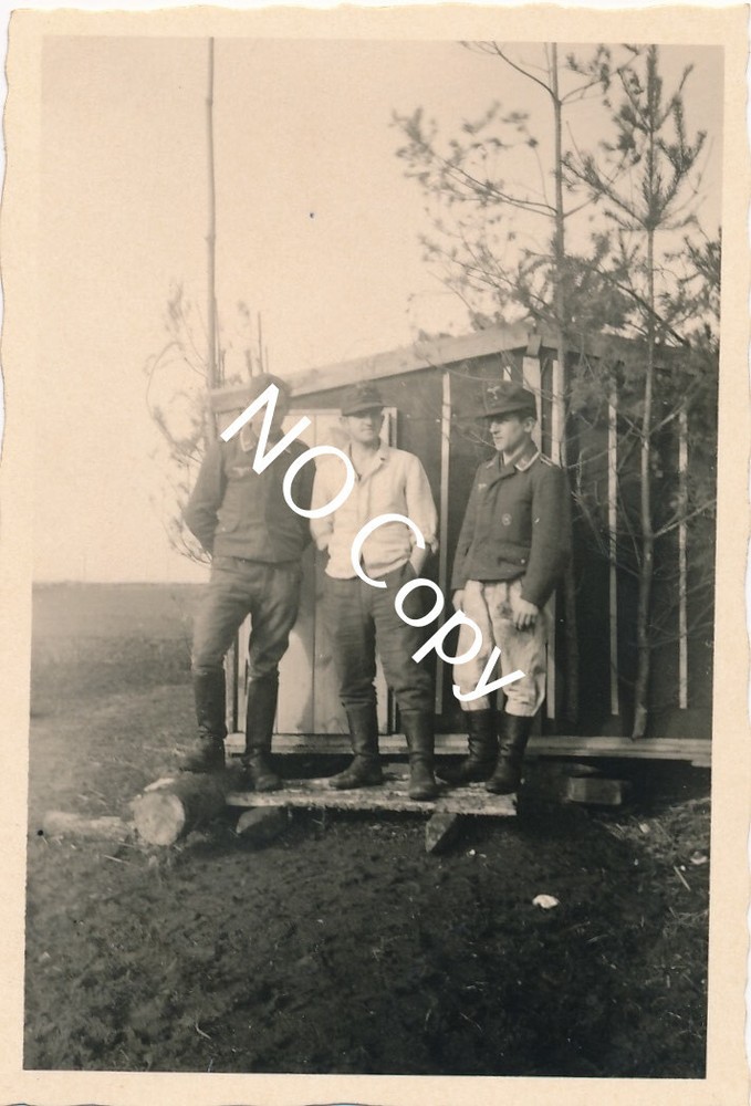 Wehrmacht Photo WW2 Soldiers In Russia Accommodation Built 1943 X146-image