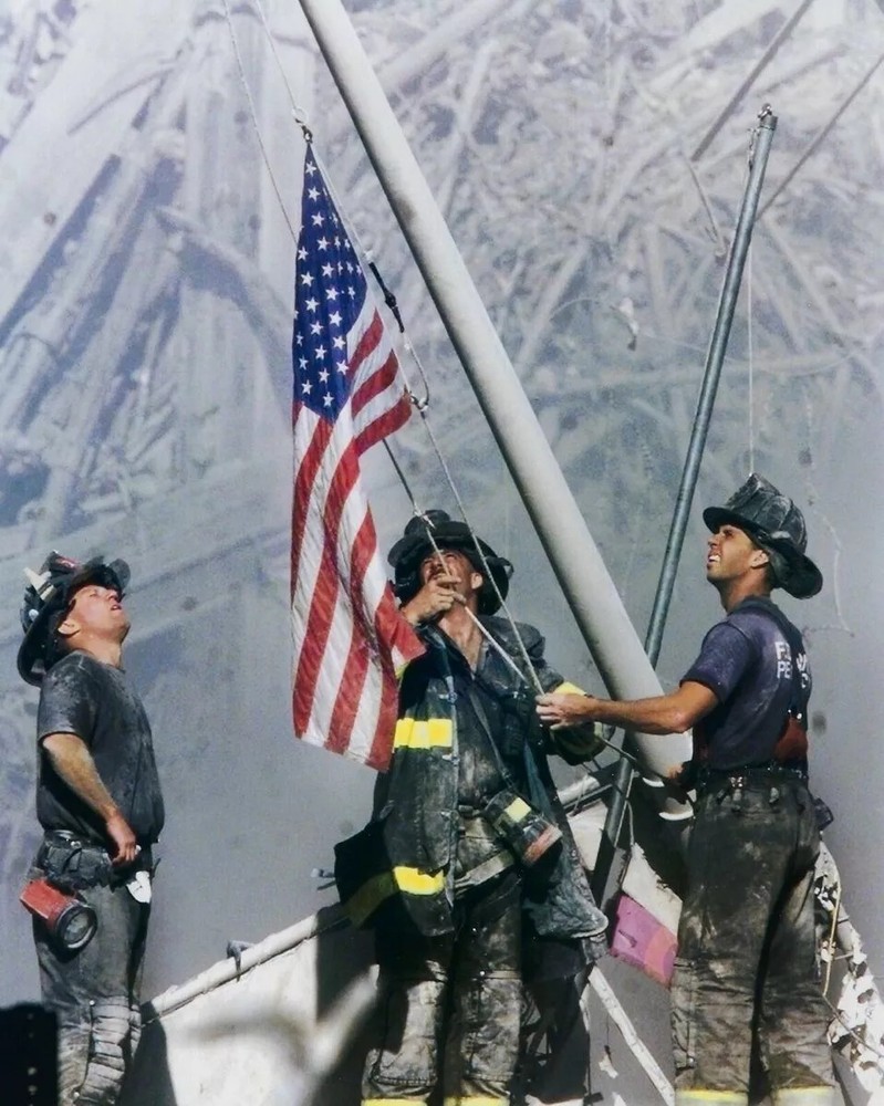 World Trade Center US 9-11 Raising Flag 4x6 Picture Celebrity Print
