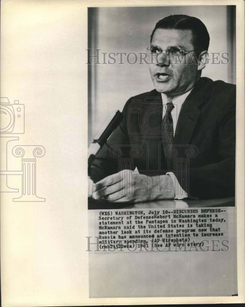 1961 Press Photo Defense Secretary Robert McNamara speaks at Pentagon.
