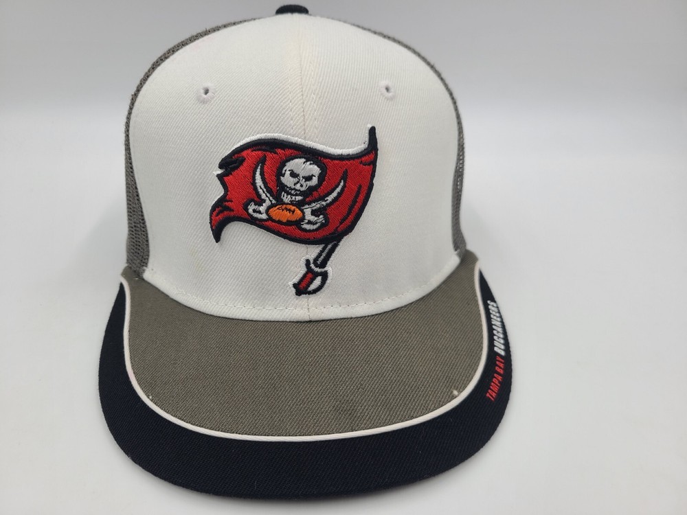 Tampa Bay Buccaneers Reebok Mesh Fitted Hat NFL White Gray 7 1/4 Men with Minor Flaws