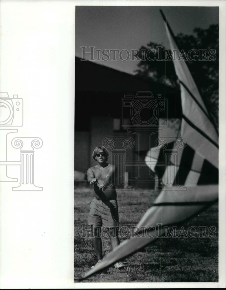 1991 Press Photo Tim Surgala flies his Chicago Fire kite at Edgewater State Park