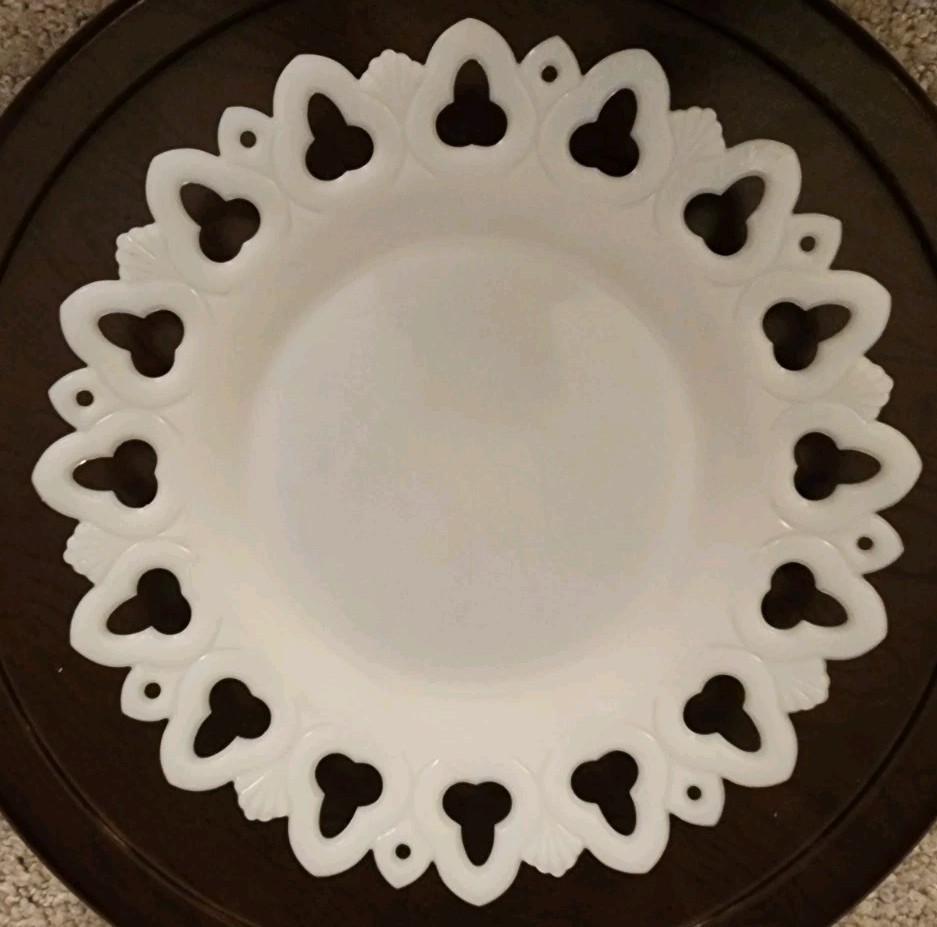 Vintage Kemple White Milk Glass 1960s Shell/Club Luncheon Dessert Plate 8.5