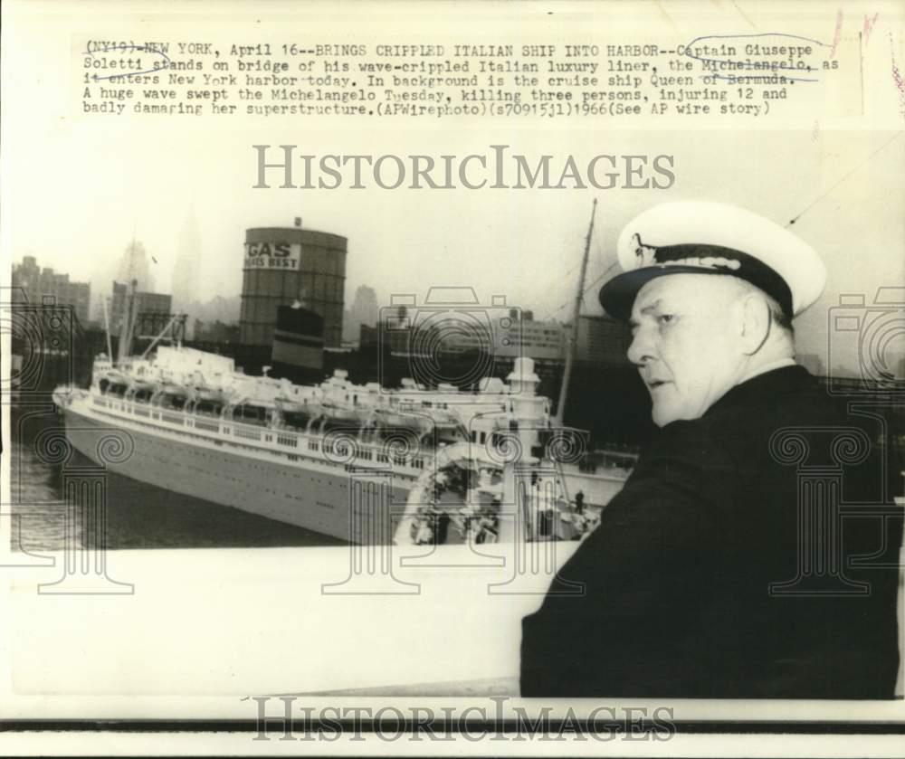 1966 Press Photo Giuseppe Soletti looks over Michelangelo liner in New York