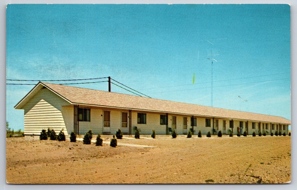 Roadside~Grand Marais Michigan~Welkers Lodge Exterior View~Vintage Postcard