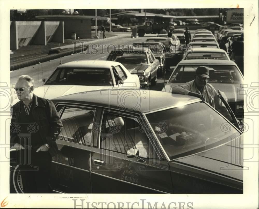 1982 Press Photo Taxi Cab Drivers In Line At New Orleans International Airport