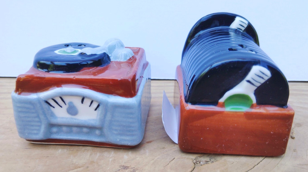 Albums and Record Player Novelty MINI Salt And Pepper Set Cracker Barrel  NEW