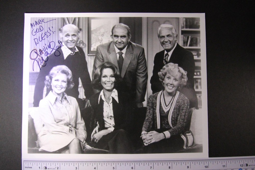GAVIN MacLEOD (1931-2021) (MARY TYLER MOORE SHOW~LOVE BOAT) AUTOGRAPH PHOTO~