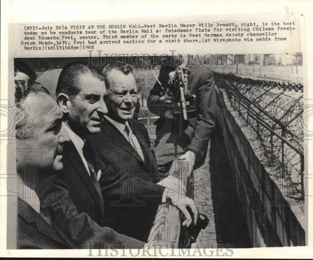 1965 Press Photo West Berlin Mayor Willy Brandt conducts a tour of Berlin Wall.