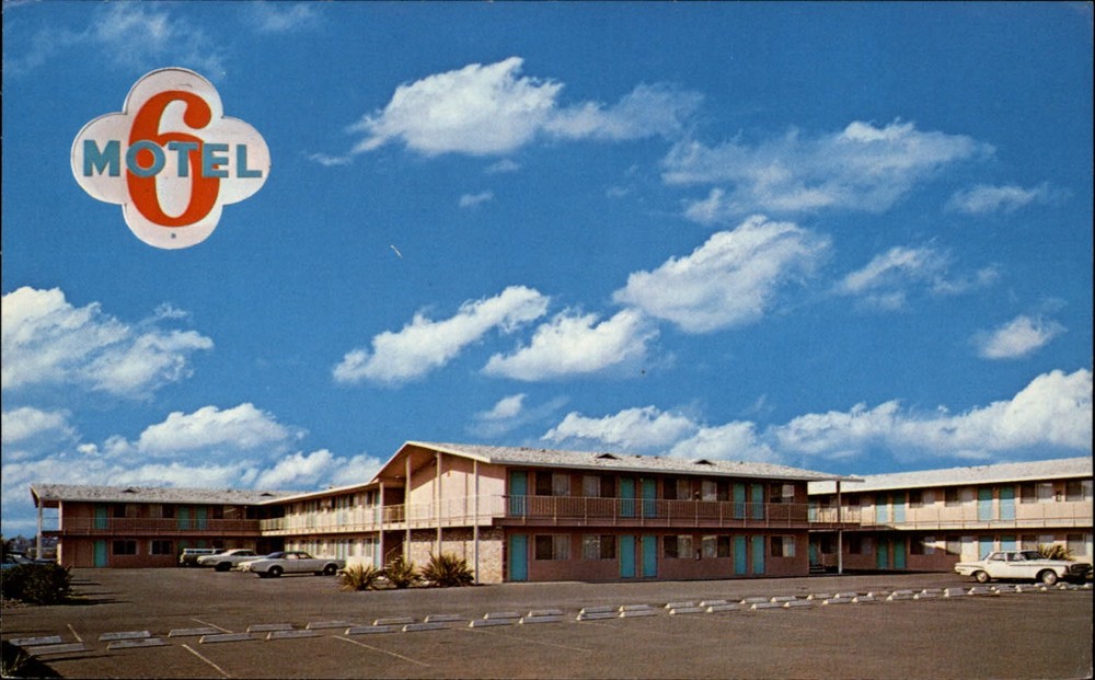 Motel 6 ~ Santa Rosa California ~ vintage cars ~ unused 1970s postcard