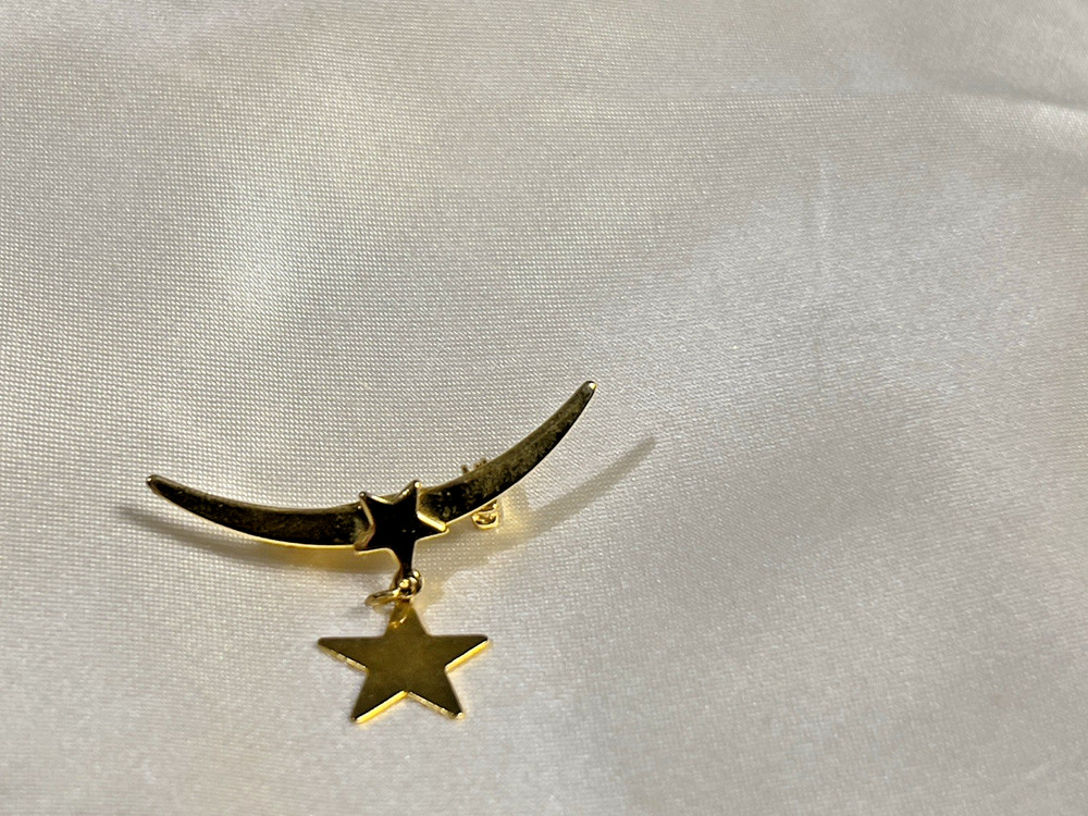 Vintage Crescent Moon & Star Brooch – Gold Tone Celestial Pin with Dangle Accent