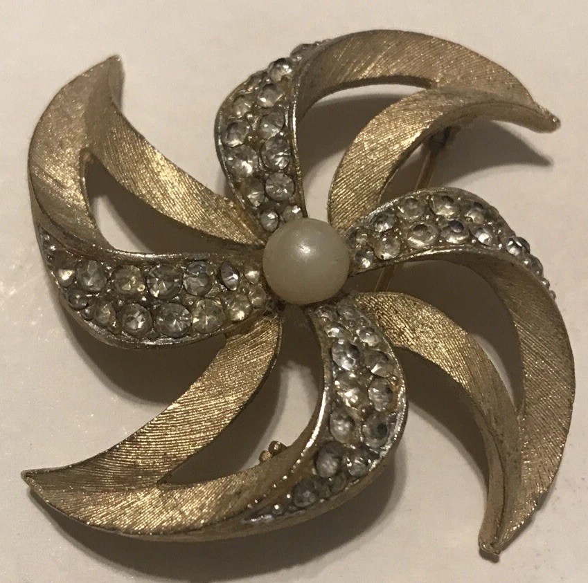 Vintage Gold Tone Pinwheel Flower Brooch Pin With Faux Pearl & Rhinestones