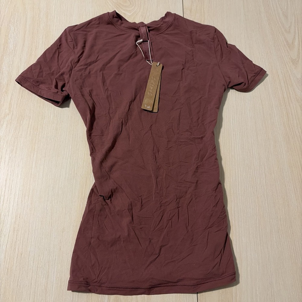 Skims Fits Everybody Short Sleeve T-shirt Size XXS Beet