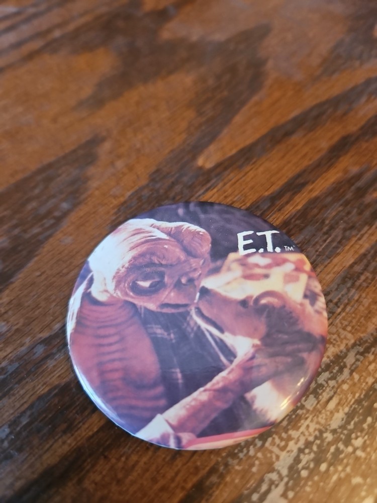 Vintage E.T. the Extra-Terrestrial Movie pin button pinback Petting The Dog 1982