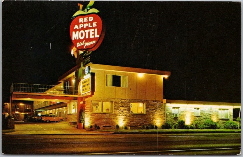 YAKIMA, Washington Postcard RED APPLE MOTEL Street View at Night / 1950s Cars