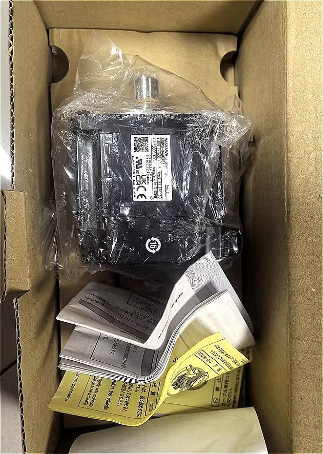1PC New in box Yaskawa SGMPS-04ACA21 Servo motor