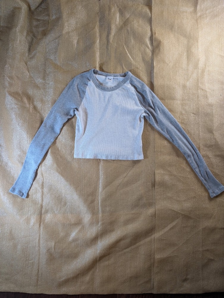 Women's TNA ARITZIA Size Medium Double Color Ribbed Cropped Long Sleeve