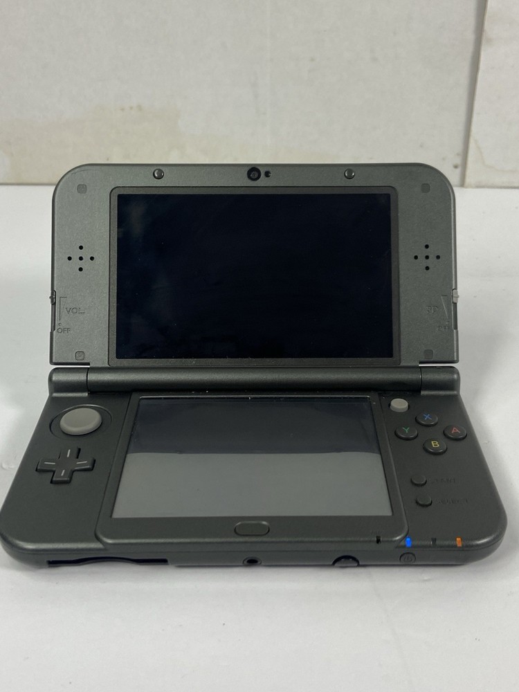 New Nintendo 3DS XL Handheld Console System (RED-001) Gray - FOR PARTS ONLY