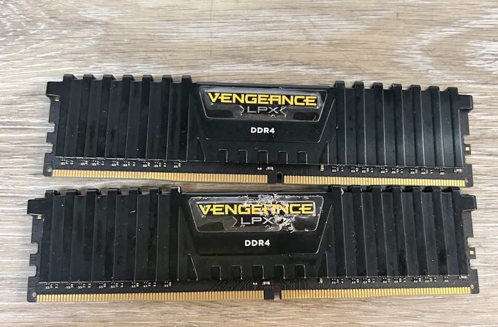lot of 2 Corsair Vengeance LPX 32GB Total (4x8GB) DDR4 3000MHzcl15 desktop RAM