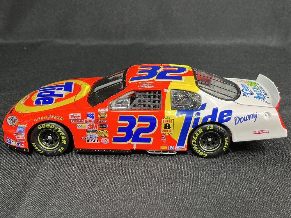 NASCAR Action Racing Ricky Craven #32 Tide 2004 Monte Carlo 1:24 Model