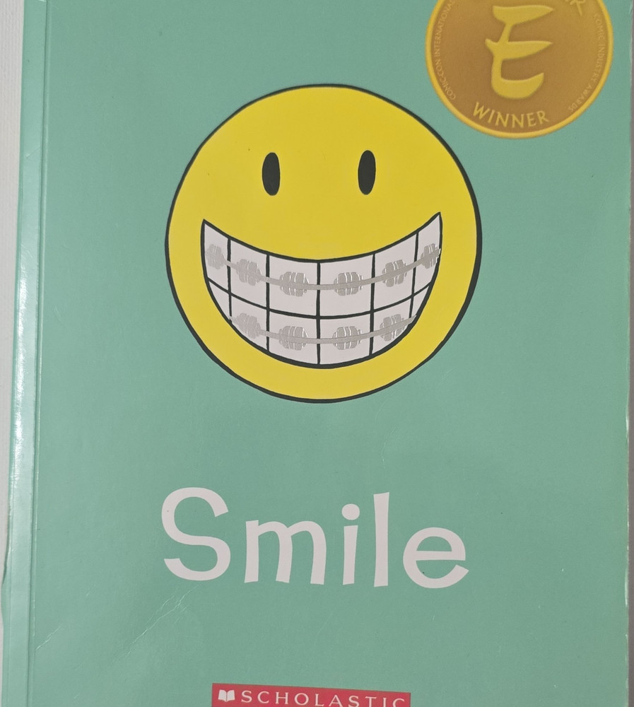 Scholastic Smile Graphic Novel by Raina Telgemeier Softcover English