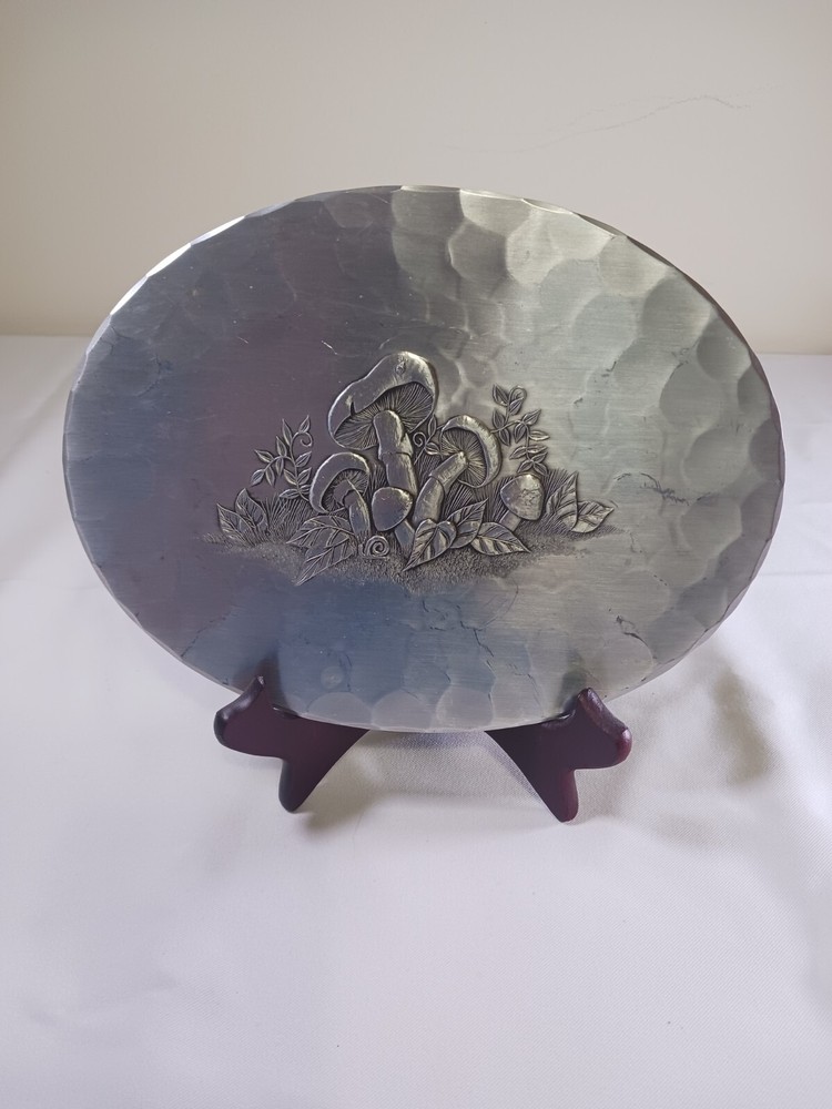 HANDMADE ALUMINUM HOT PLATE, MUSHROOM DESIGN, 9 INCHES, UNMARKED, FELT BOTTOM