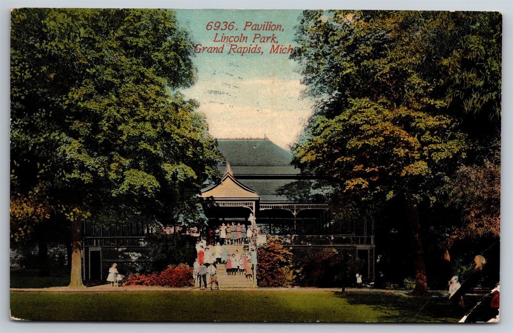 Lincoln Park Pavilion Group Photo On Steps Grand Rapids MI C1913 Postcard N25