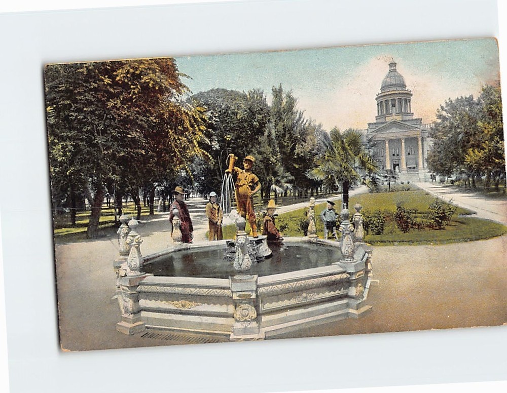 Postcard Fresno County Court House and Fountain Fresno California USA