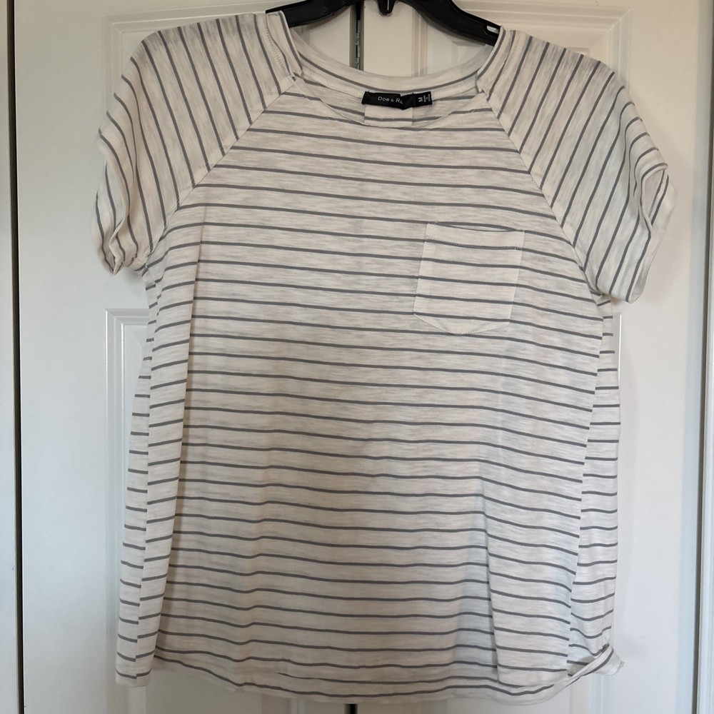 Doe & Rae Women's Medium Tee White with Gray Stripes Short Sleeve Round Neck