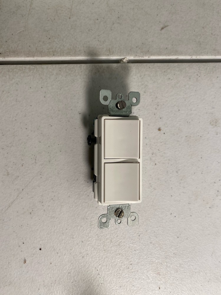 Leviton 5643-W Decora 15A 120/277V 3-Way AC Switch, White, Commercial Grade-image