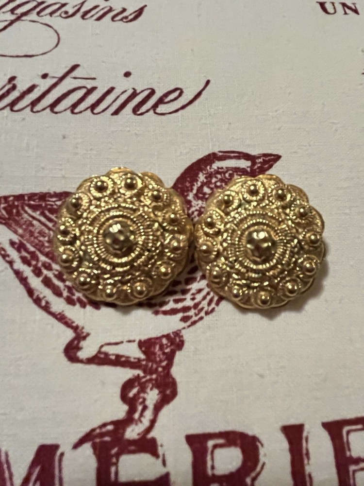 St. John clip-on earrings gold-tone.