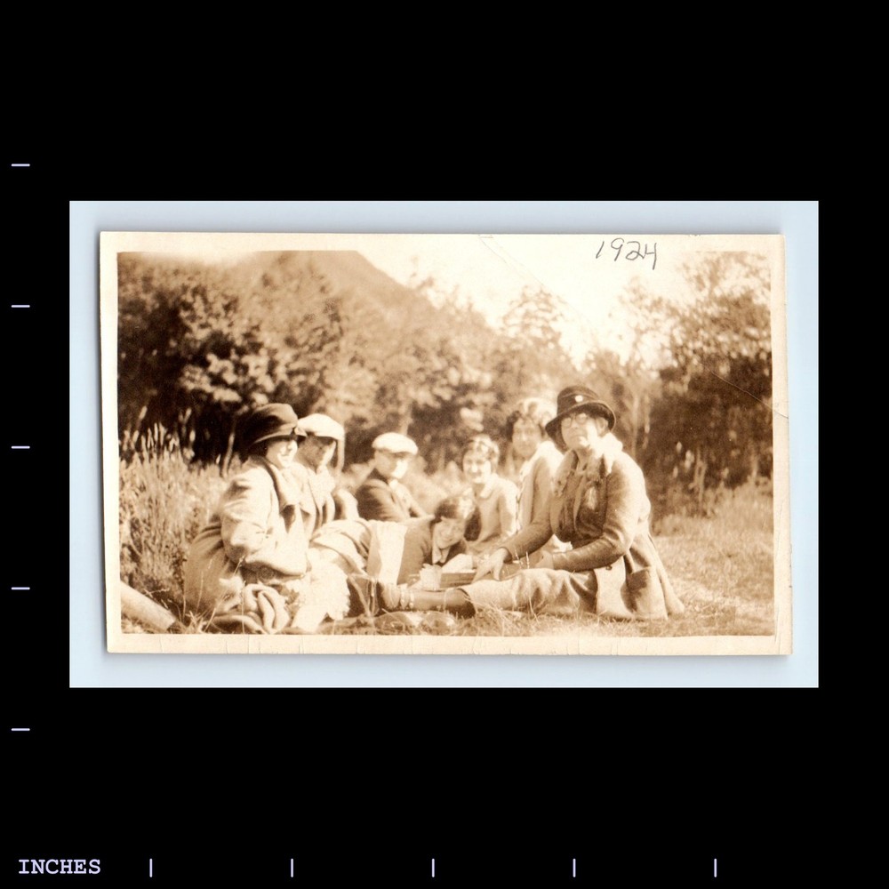 Old Vintage Photo MAN WOMEN PICNIC IN FIELD FLAPPER ERA 1924