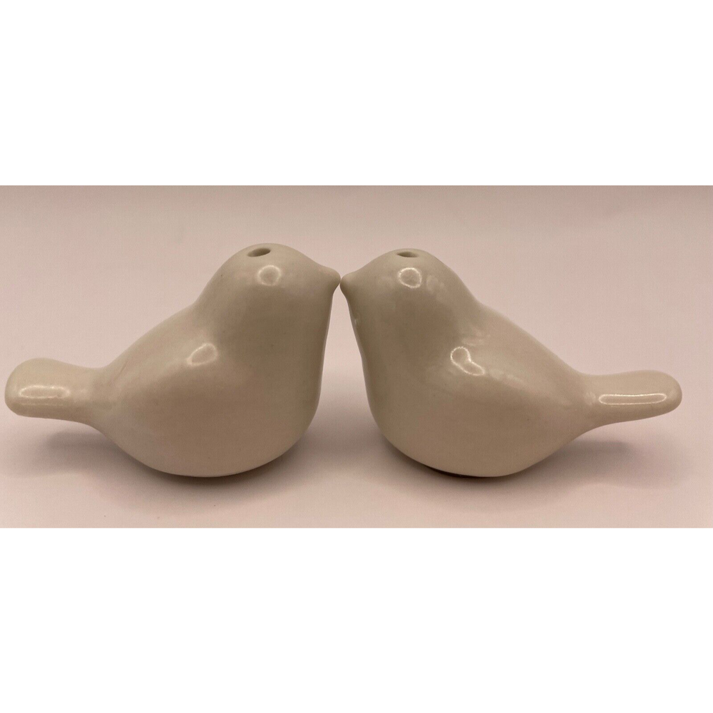 2 Cute Mini Love Birds Salt Pepper Shakers Pre-owned