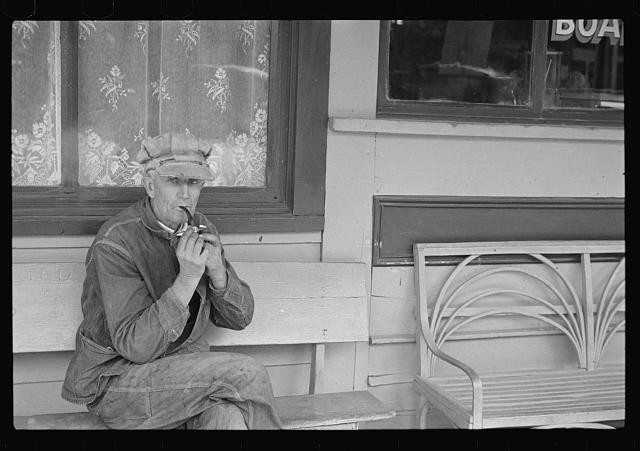 Photo:Smithland Kentucky 1935 Man Smoking Outside Store Porch