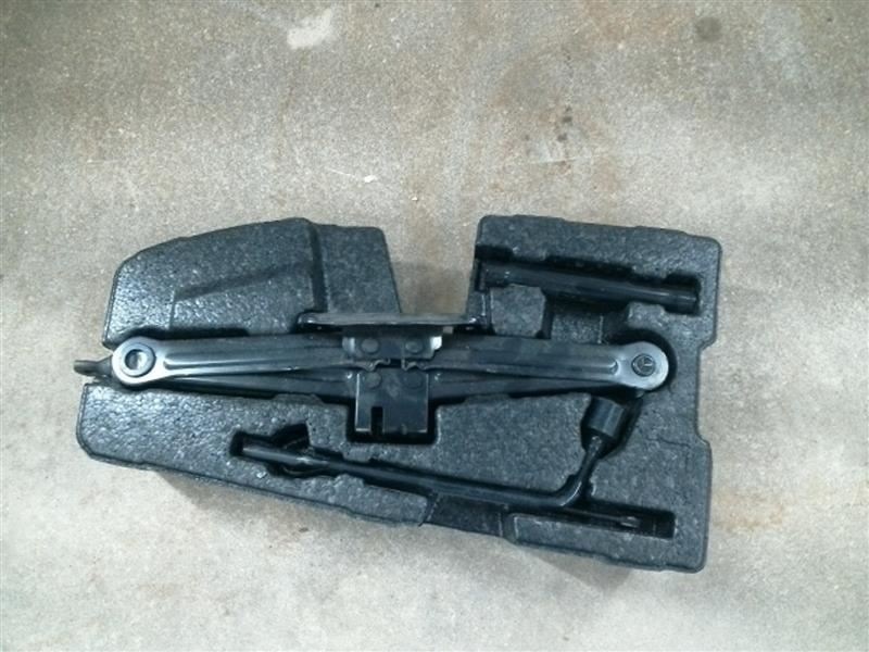 SANTA FE  2018 Jack 104670447 NO FOAM TRAY NO SPARE TIRE