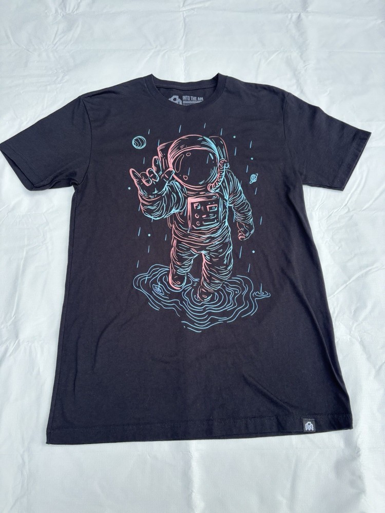 INTO THE AM Astronaut Graphic Neon Print T-Shirt Men's Medium M Retro
