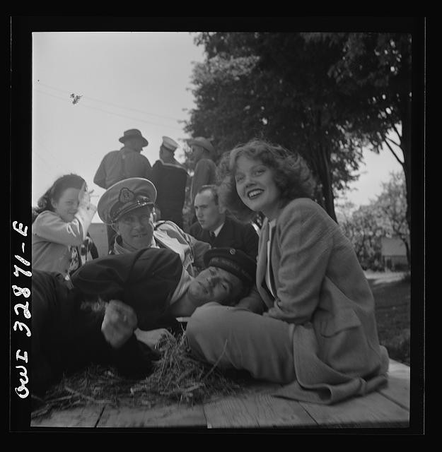 Photo:Oswego New York 1943 United Nations Week Hayride Soldiers and Girls