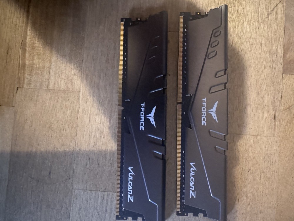 TEAMGROUP T-Force Vulcan Z 16GB (2x8GB) DDR4-3200 DIMM Non-ECC Unbuf