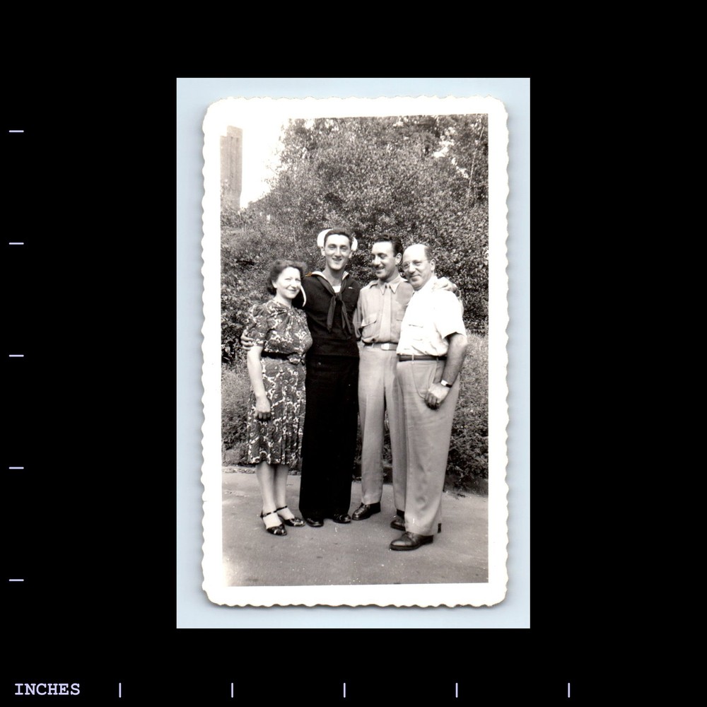 Vintage Photo NAVY SAILOR MEN WOMAN AFFECTIONATE