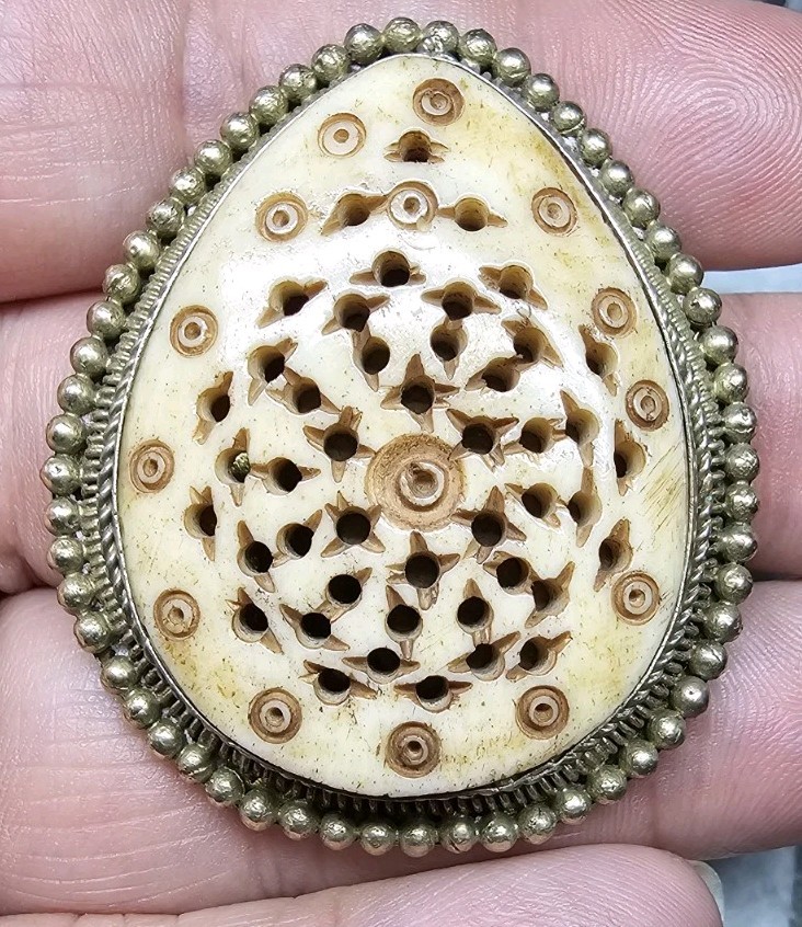 Vintage Hand-Carved Bone Mandala Brooch – 18.3g Ethnic Tribal Brass Teardrop Pin