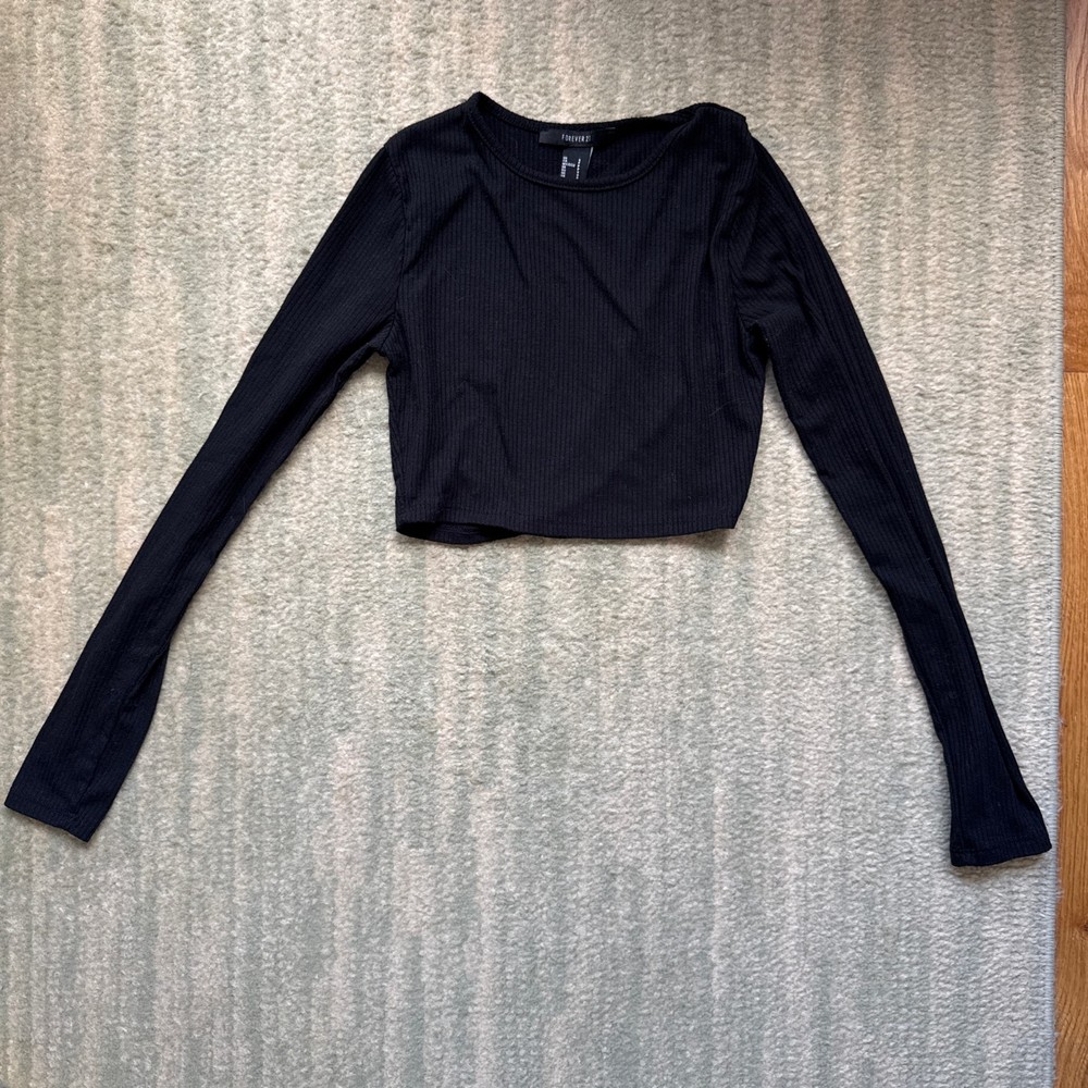 Black long sleeve crop top