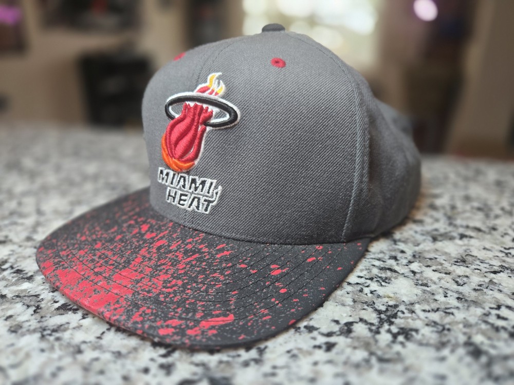 Men’s Mitchell & Ness Miami Heat Snapback Red Splatter Cap Hat