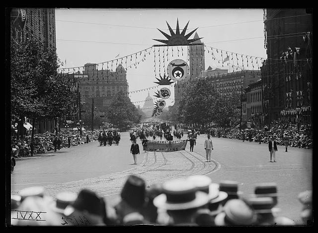 Photo:Washington DC Shriners Parade 1910s Street Scene Banner Crowd