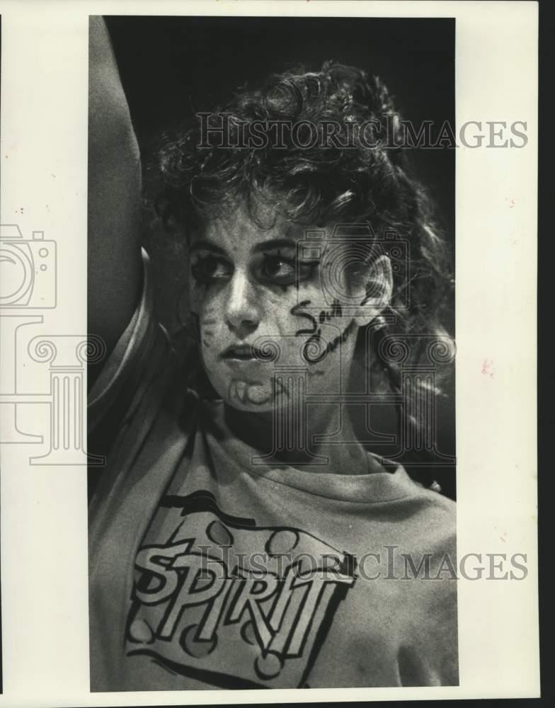 1987 Press Photo High School Cheerleader Rhonda Perry concentrates at cheer camp