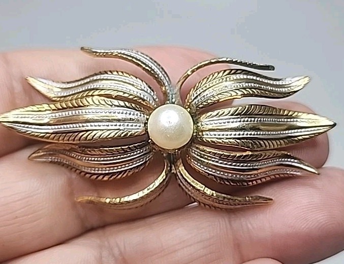 VTG Damascene Spanish Toledo Gold Tone Floral Brooch W/Faux Pearl Center Spain